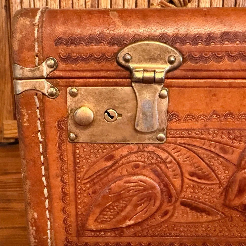 Flores Hand Tooled Leather Train Case Women Med Tan Good Vintage Floral Mexico